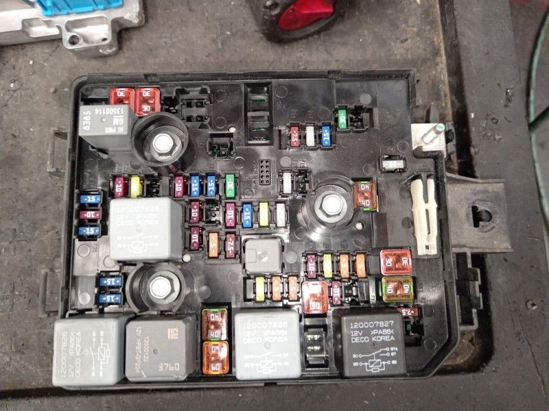 Recambio de caja reles / fusibles para opel mokka / mokka x (j13) 1.4 (_76) referencia OEM IAM 94520915  