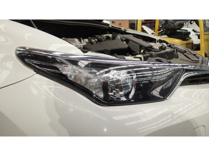 Recambio de faro derecho para toyota auris station wagon (_e18_) 1.8 hybrid (zwe186_) referencia OEM IAM 8113002K30 90078097 