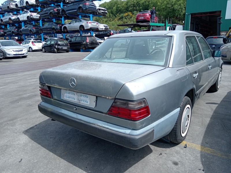 mercedes-benz 123 sedán (w123) del año 1998