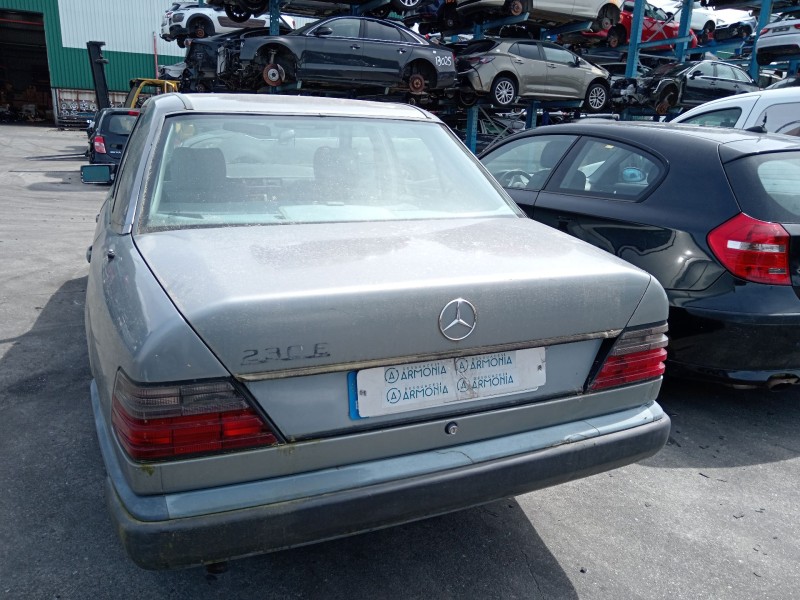 mercedes-benz 123 sedán (w123) del año 1998