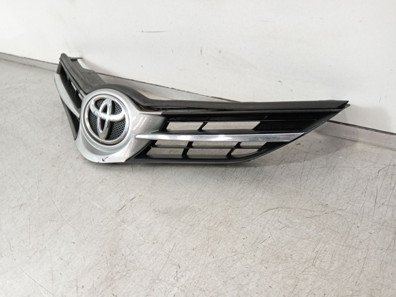 Recambio de rejilla delantera para toyota auris (_e18_) 1.4 d-4d (nde180_) referencia OEM IAM 5311402260  