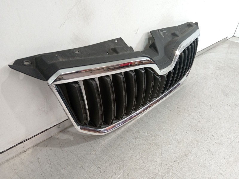 Recambio de rejilla delantera para skoda yeti (5l) 2.0 tdi referencia OEM IAM 5L0853668A 5L0010729H 5L0853343