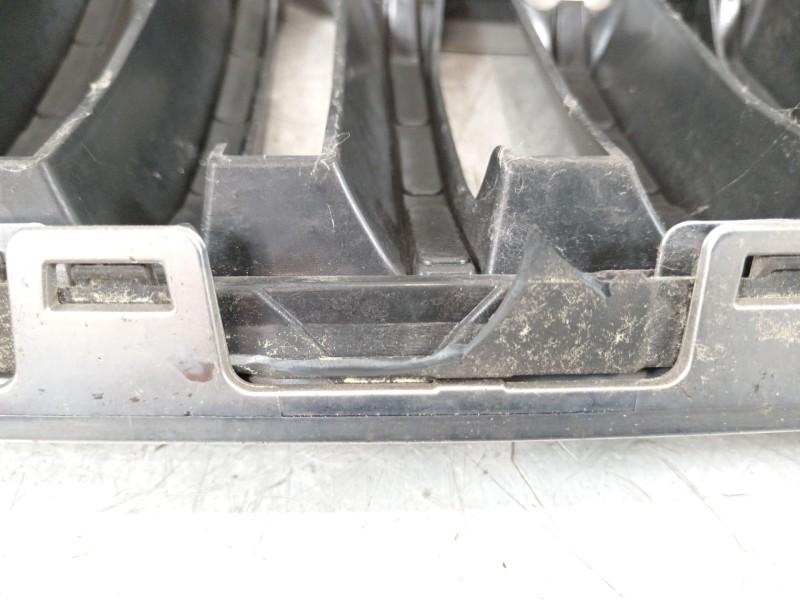 Recambio de rejilla delantera para skoda yeti (5l) 2.0 tdi referencia OEM IAM 5L0853668A 5L0010729H 5L0853343