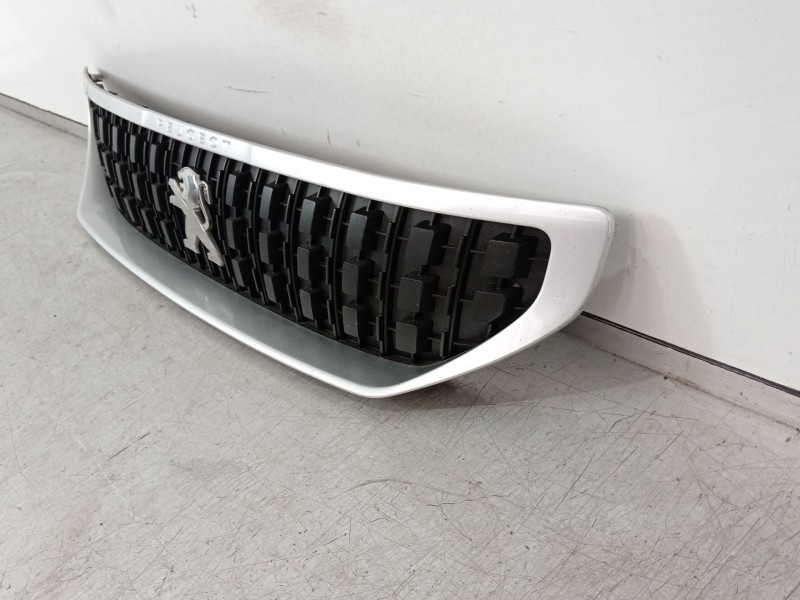 Recambio de rejilla delantera para peugeot expert autobús (v_) 1.6 bluehdi 115 referencia OEM IAM 9811710477 M51039 