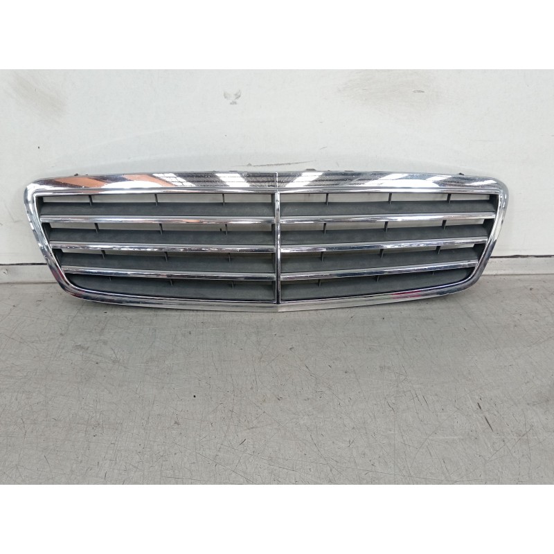 Recambio de rejilla delantera para mercedes-benz clase c (w203) c 220 cdi (203.008) referencia OEM IAM A2038800123  