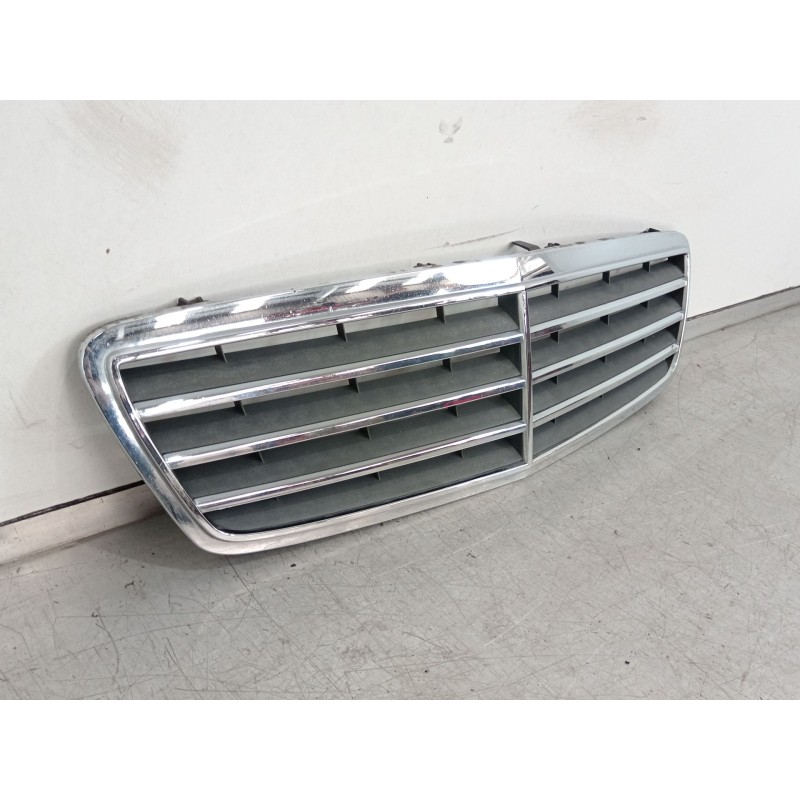 Recambio de rejilla delantera para mercedes-benz clase c (w203) c 220 cdi (203.008) referencia OEM IAM A2038800123  