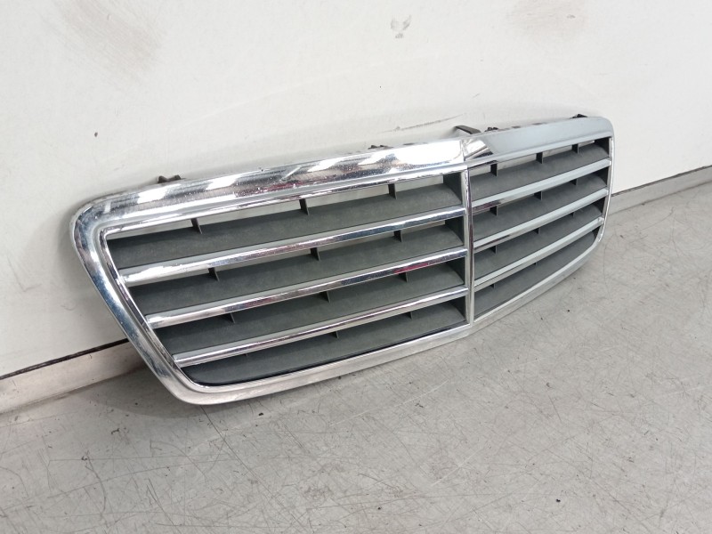 Recambio de rejilla delantera para mercedes-benz clase c (w203) c 220 cdi (203.008) referencia OEM IAM A2038800123  