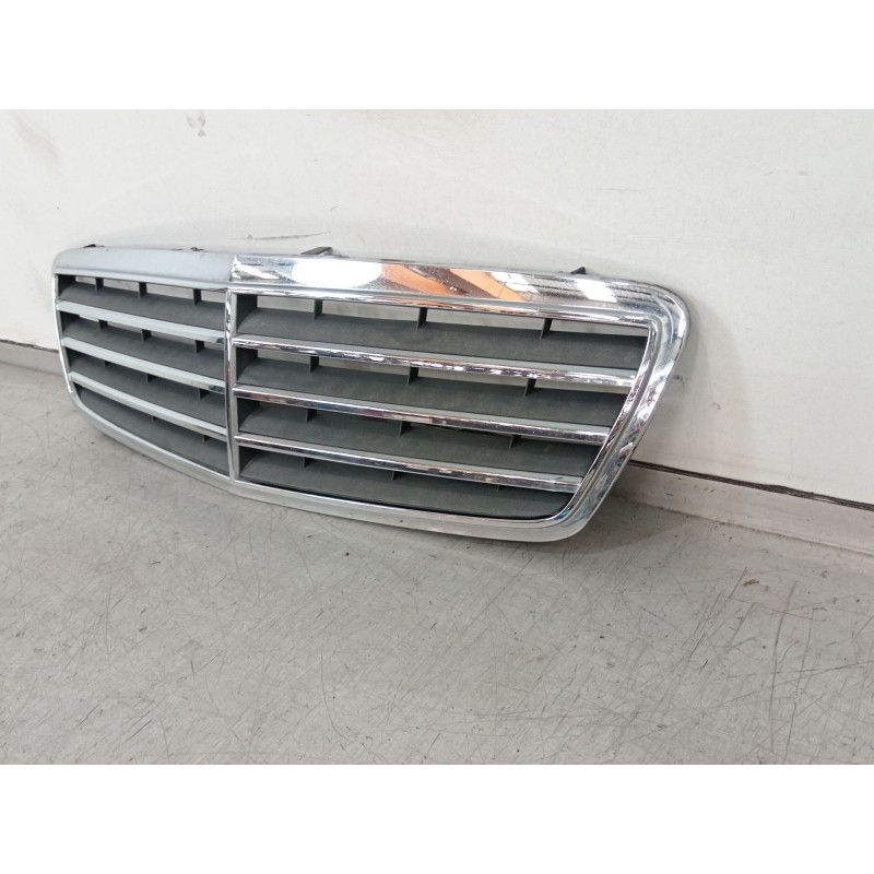 Recambio de rejilla delantera para mercedes-benz clase c (w203) c 220 cdi (203.008) referencia OEM IAM A2038800123  