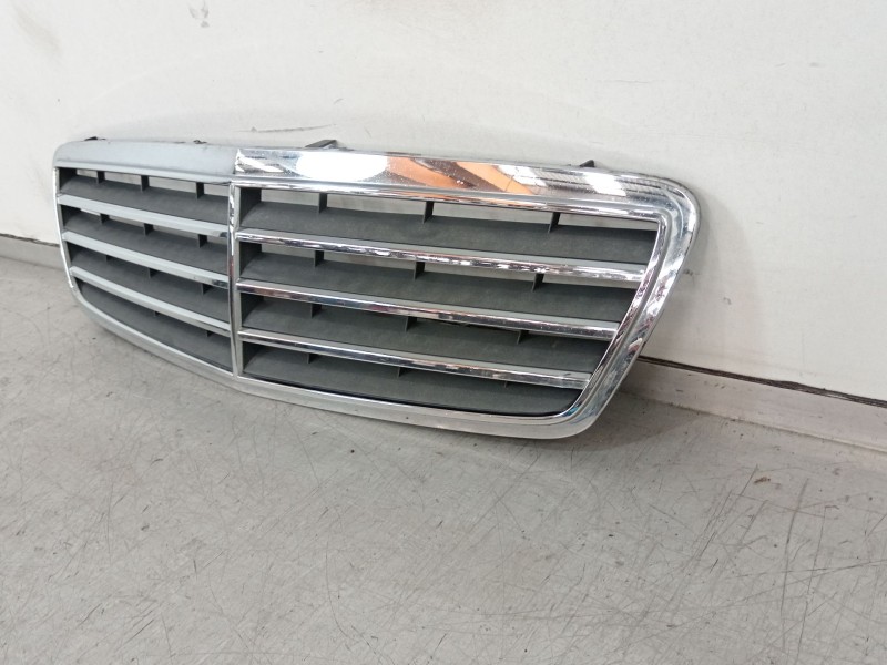 Recambio de rejilla delantera para mercedes-benz clase c (w203) c 220 cdi (203.008) referencia OEM IAM A2038800123  