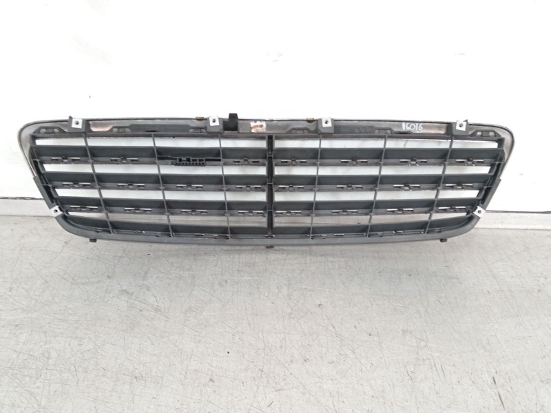 Recambio de rejilla delantera para mercedes-benz clase c (w203) c 220 cdi (203.008) referencia OEM IAM A2038800123  