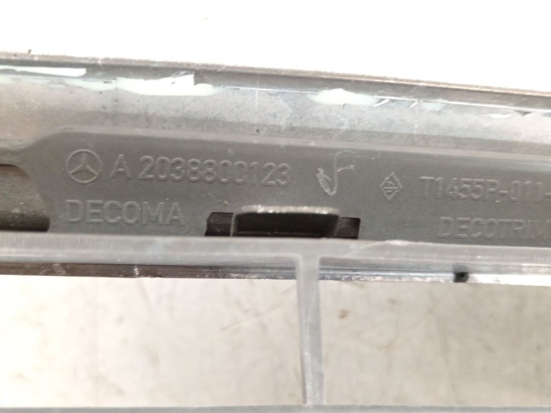 Recambio de rejilla delantera para mercedes-benz clase c (w203) c 220 cdi (203.008) referencia OEM IAM A2038800123  
