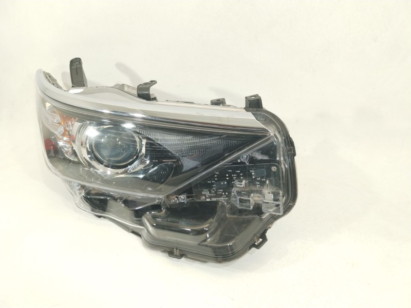 Recambio de faro derecho para toyota auris station wagon (_e18_) 1.8 hybrid (zwe186_) referencia OEM IAM 8113002K30 90078097 