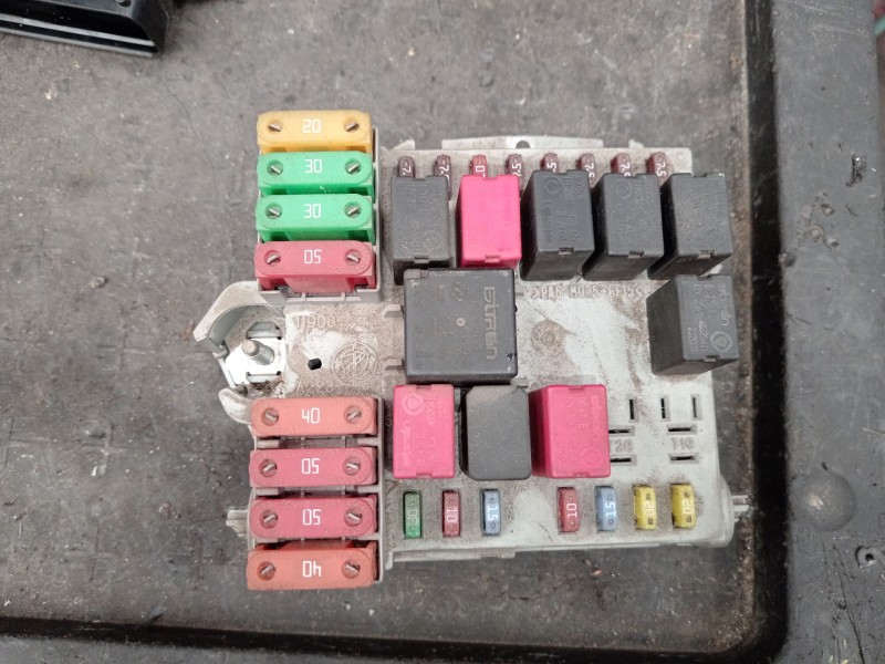 Recambio de caja reles / fusibles para fiat bravo ii (198_) 1.9 d multijet (198axb1a) referencia OEM IAM 51775688  