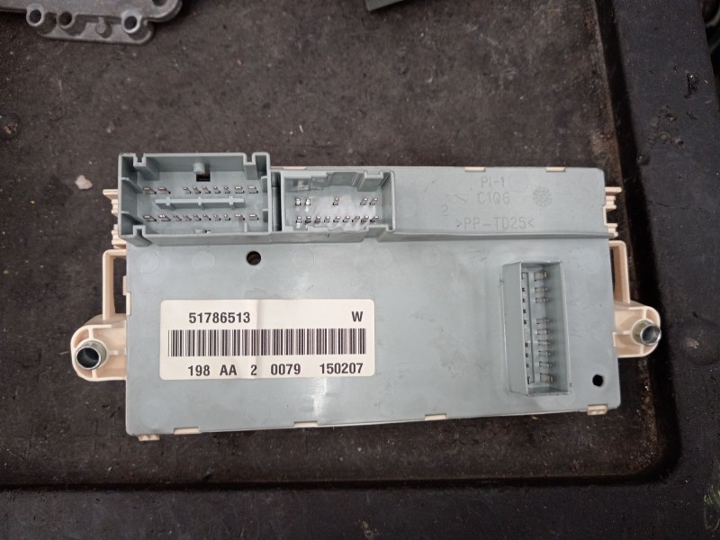 Recambio de caja reles / fusibles para fiat bravo ii (198_) 1.9 d multijet (198axb1a) referencia OEM IAM 51786513  