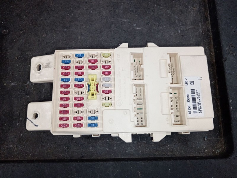 Recambio de caja reles / fusibles para ssangyong tivoli 1.6 xdi 160 referencia OEM IAM 8215035030  