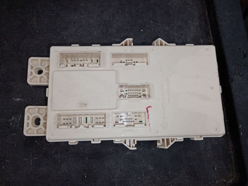 Recambio de caja reles / fusibles para ssangyong tivoli 1.6 xdi 160 referencia OEM IAM 8215035030  