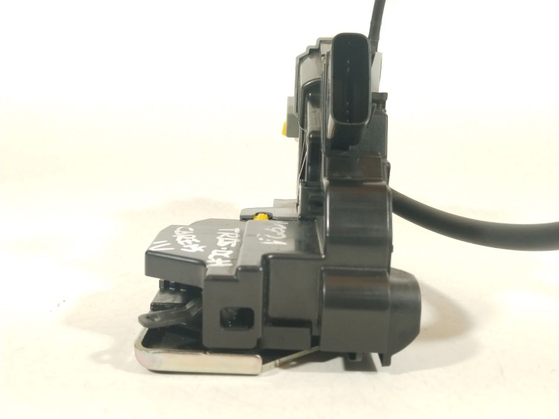 Recambio de cerradura puerta trasera derecha para kia carens iv 1.7 crdi referencia OEM IAM 81420A4030  