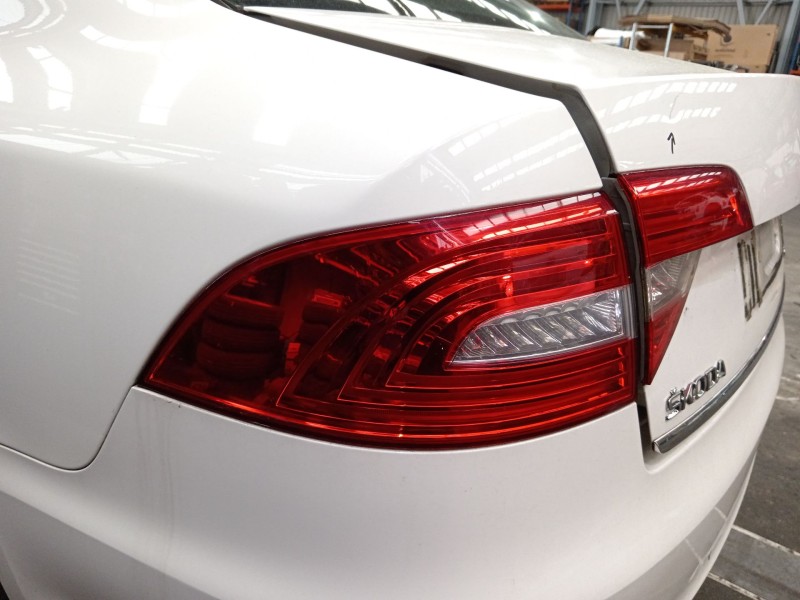 Recambio de piloto trasero izquierdo para skoda superb ii (3t4) 2.0 tdi 16v referencia OEM IAM 3T6945095A  