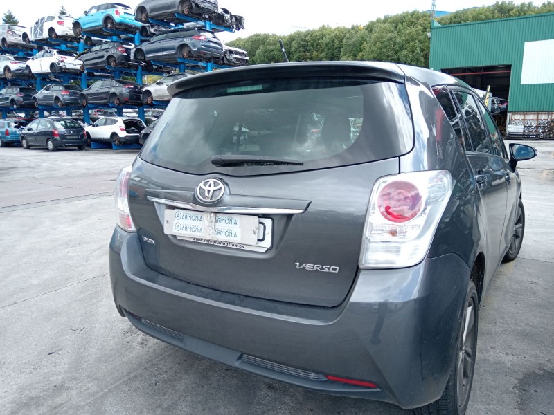 toyota verso (_r2_) del año 2015