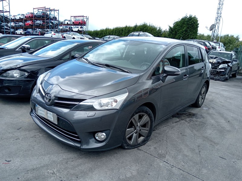 toyota verso (_r2_) del año 2015