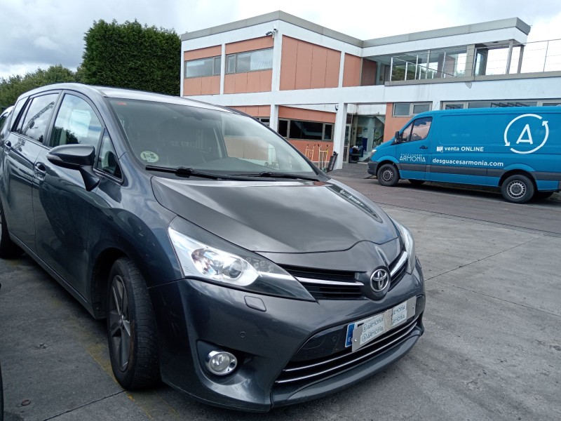 toyota verso (_r2_) del año 2015