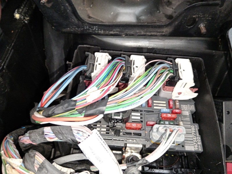 Recambio de caja reles / fusibles para peugeot 5008 (0u_, 0e_) 1.6 hdi referencia OEM IAM 9675877980 BSMR02 