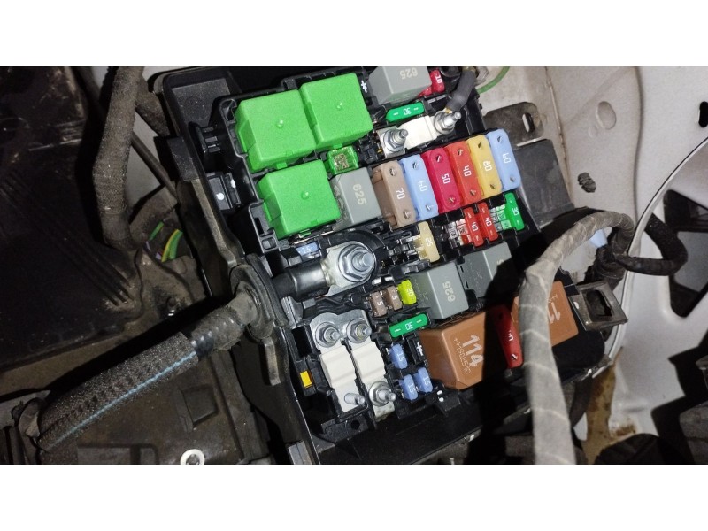 Recambio de caja reles / fusibles para opel combo furgoneta/monovolumen (k9) 1.6 d referencia OEM IAM 9804848580  