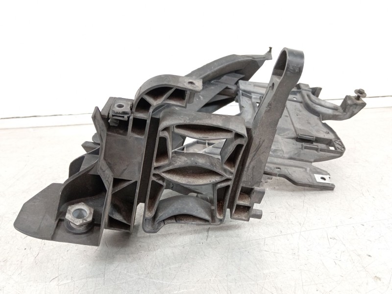 Recambio de soporte faro derecho para audi a4 ber. (b8) básico referencia OEM IAM 8K0805608C  