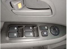 Recambio de mando elevalunas delantero izquierdo para kia carens iii monospace (un) 2.0 crdi 115 referencia OEM IAM   