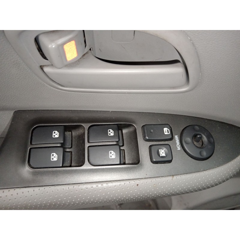 Recambio de mando elevalunas delantero izquierdo para kia carens iii monospace (un) 2.0 crdi 115 referencia OEM IAM   