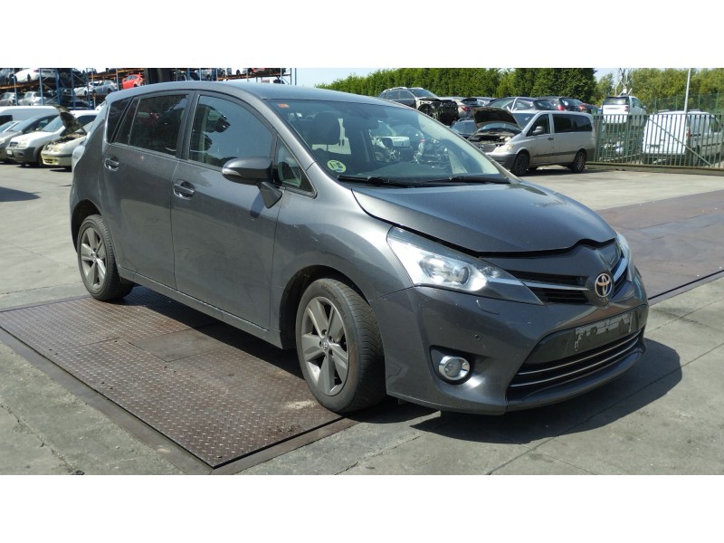 toyota verso (_r2_) del año 2015