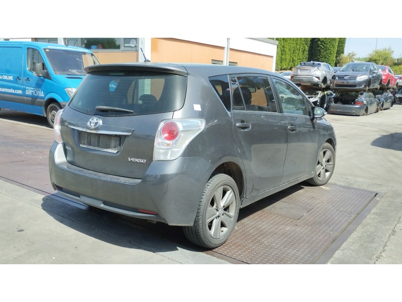 toyota verso (_r2_) del año 2015