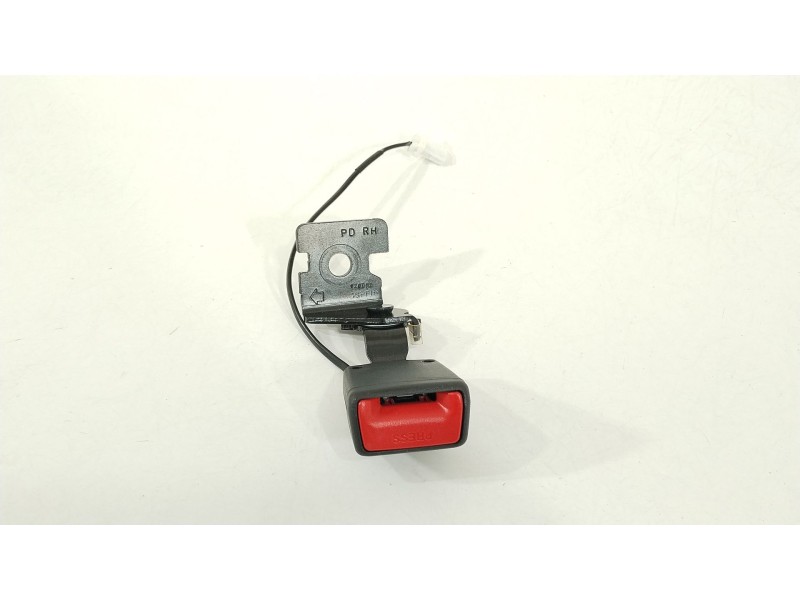 Recambio de enganche cinturon trasero derecho para hyundai i30 (pde, pd, pden) 1.5 referencia OEM IAM 89840G4000  