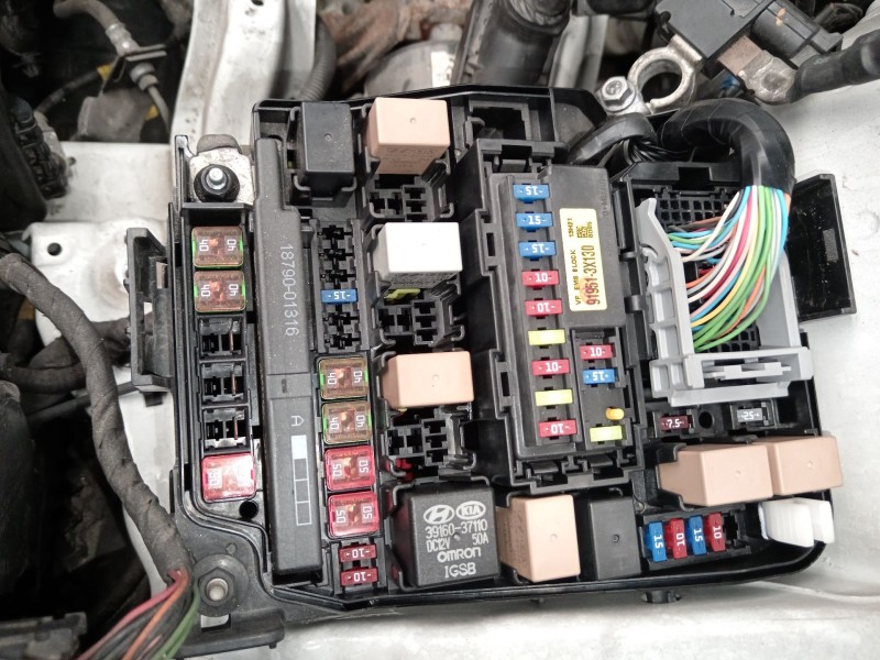 Recambio de caja reles / fusibles para kia cee´d (jd) 1.6 crdi 128 referencia OEM IAM 919513X130  