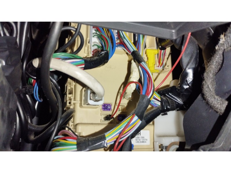 Recambio de caja reles / fusibles para toyota auris hybrid active referencia OEM IAM 8273012X70A  63583366