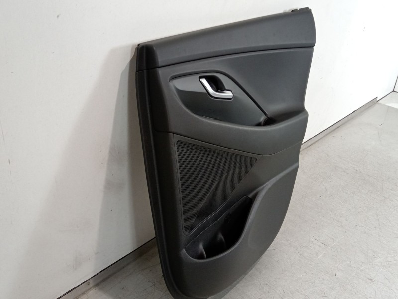 Recambio de guarnecido puerta trasera derecha para hyundai i30 (pde, pd, pden) 1.5 referencia OEM IAM 83302G4010  