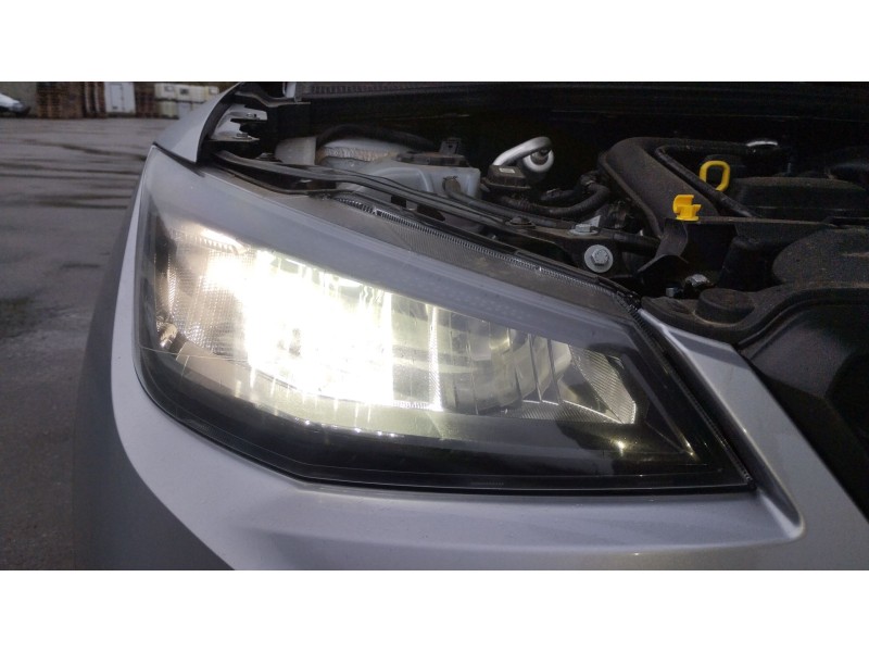 Recambio de faro derecho para seat arona referencia OEM IAM 6F1941006E  