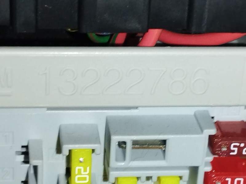 Recambio de caja reles / fusibles para chevrolet orlando (j309) 2.0 d referencia OEM IAM 13222786  
