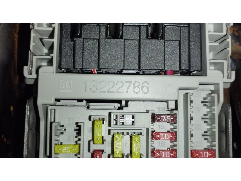 Recambio de caja reles / fusibles para opel insignia a (g09) 2.0 cdti (68) referencia OEM IAM 13222786  