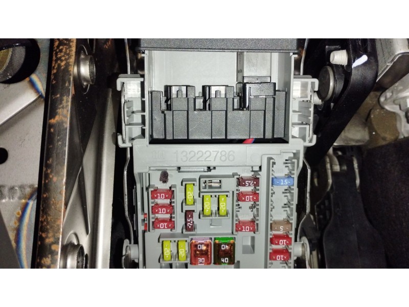 Recambio de caja reles / fusibles para opel astra j sedán 1.7 cdti (69) referencia OEM IAM 13222786  