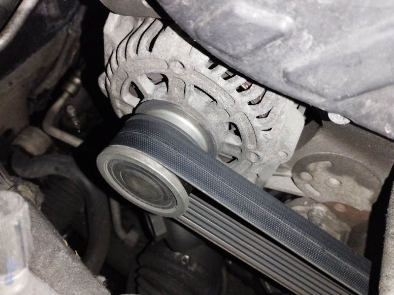 Recambio de alternador para opel insignia berlina cosmo referencia OEM IAM 13502583  