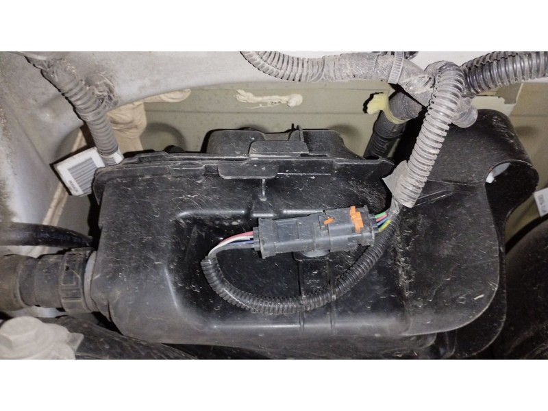 Recambio de deposito adblue para peugeot rifter 1.5 bluehdi 100 referencia OEM IAM 9832421480  