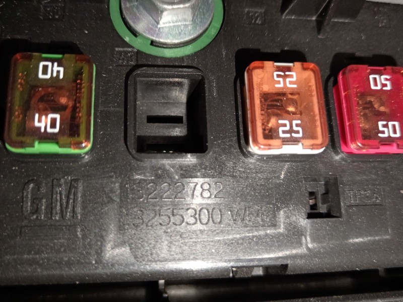 Recambio de caja reles / fusibles para opel insignia a (g09) 2.0 cdti (68) referencia OEM IAM 13222782 3255300 