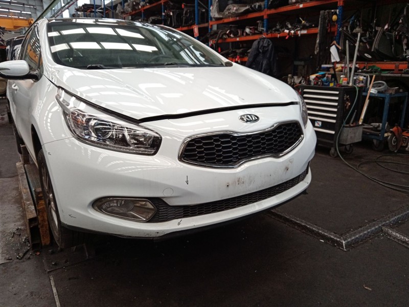 Recambio de paragolpes delantero para kia cee´d (jd) 1.6 crdi 128 referencia OEM IAM   