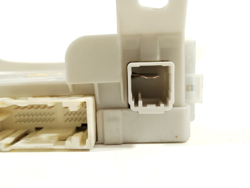 Recambio de caja reles / fusibles para toyota yaris (_p13_) 1.4 d (nlp130_) referencia OEM IAM 8273052F80  