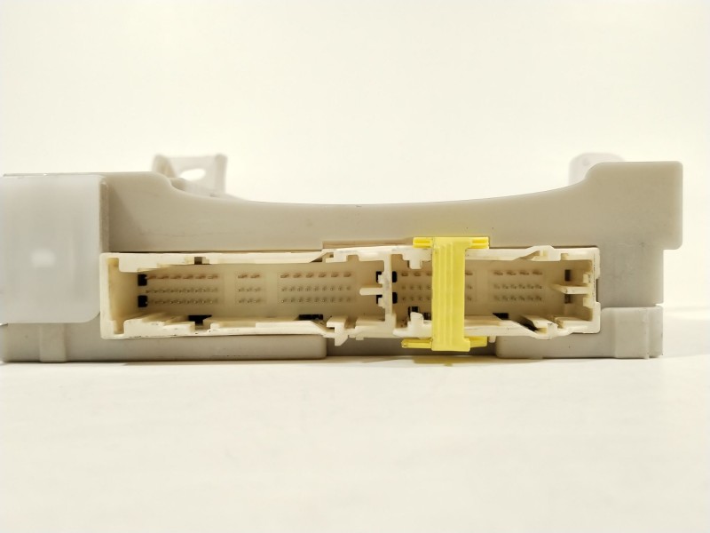 Recambio de caja reles / fusibles para toyota yaris (_p13_) 1.4 d (nlp130_) referencia OEM IAM 8273052F80  
