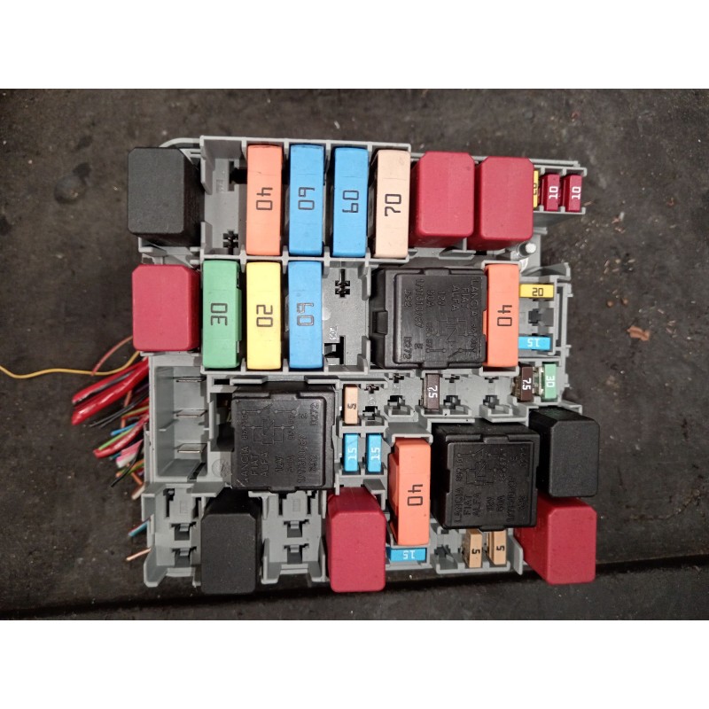 Recambio de caja reles / fusibles para alfa romeo giulietta (940_) 1.6 jtdm (940fxd1a) referencia OEM IAM 51867698 50522117 
