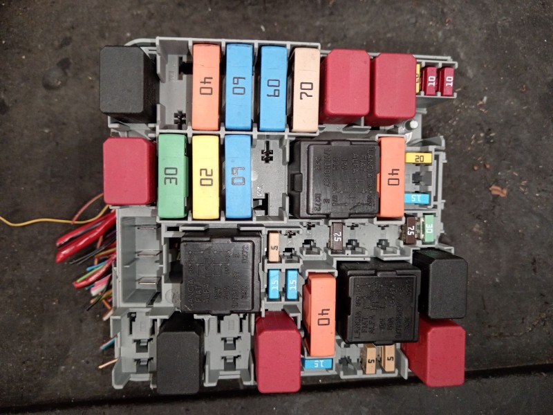 Recambio de caja reles / fusibles para alfa romeo giulietta (940_) 1.6 jtdm (940fxd1a) referencia OEM IAM 51867698 50522117 