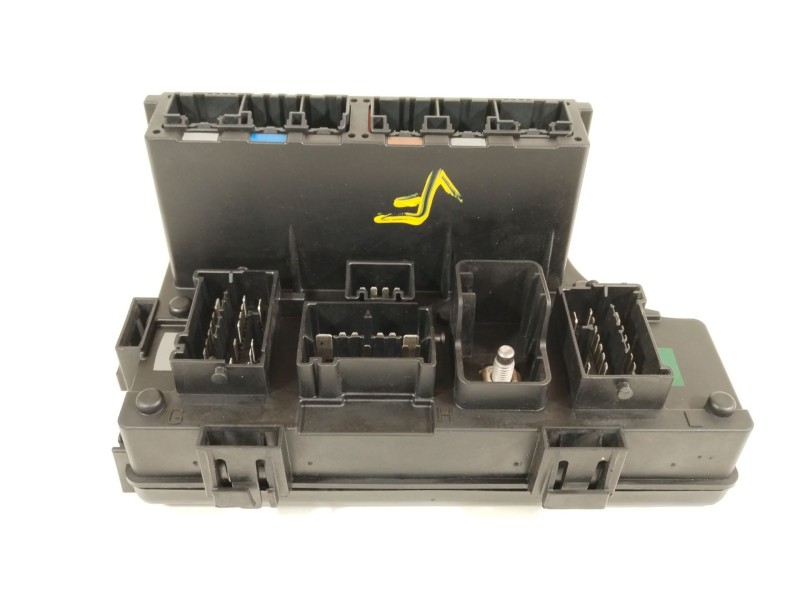 Recambio de caja reles / fusibles para dodge caliber 2.0 crd referencia OEM IAM 68028007AD P68028007AD 