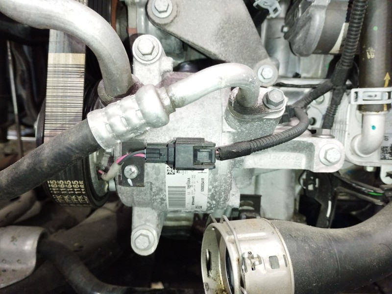 Recambio de compresor aire acondicionado para dacia duster ii access referencia OEM IAM 926003541R  